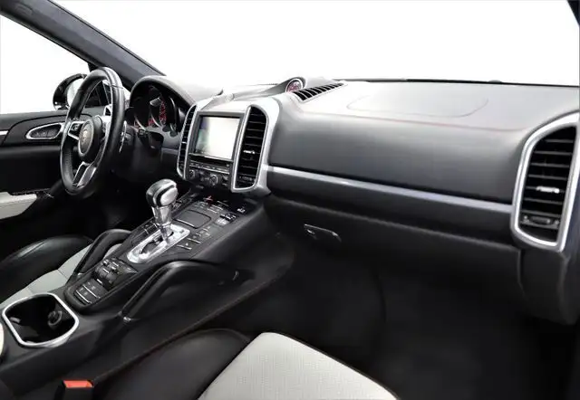 Porsche Cayenne view 14