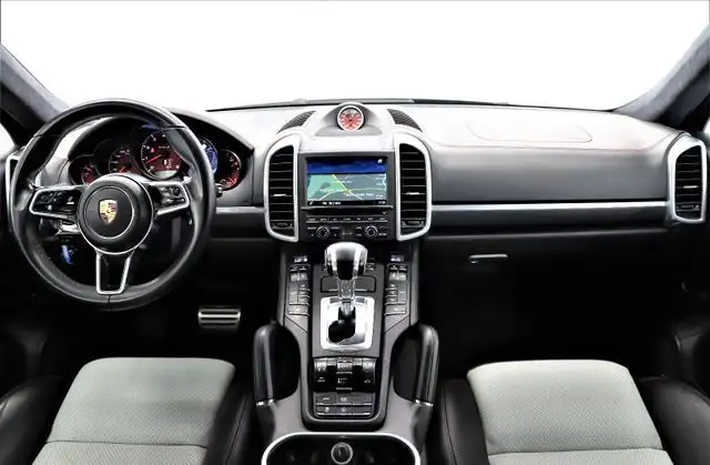 Porsche Cayenne view 12
