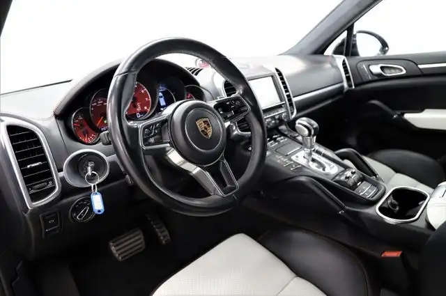 Porsche Cayenne view 10