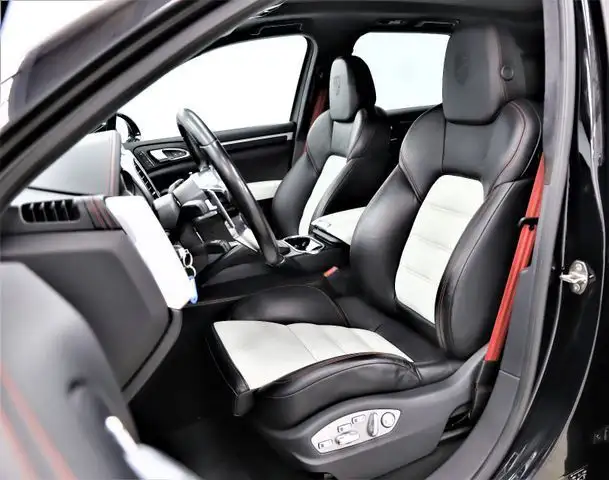 Porsche Cayenne view 11