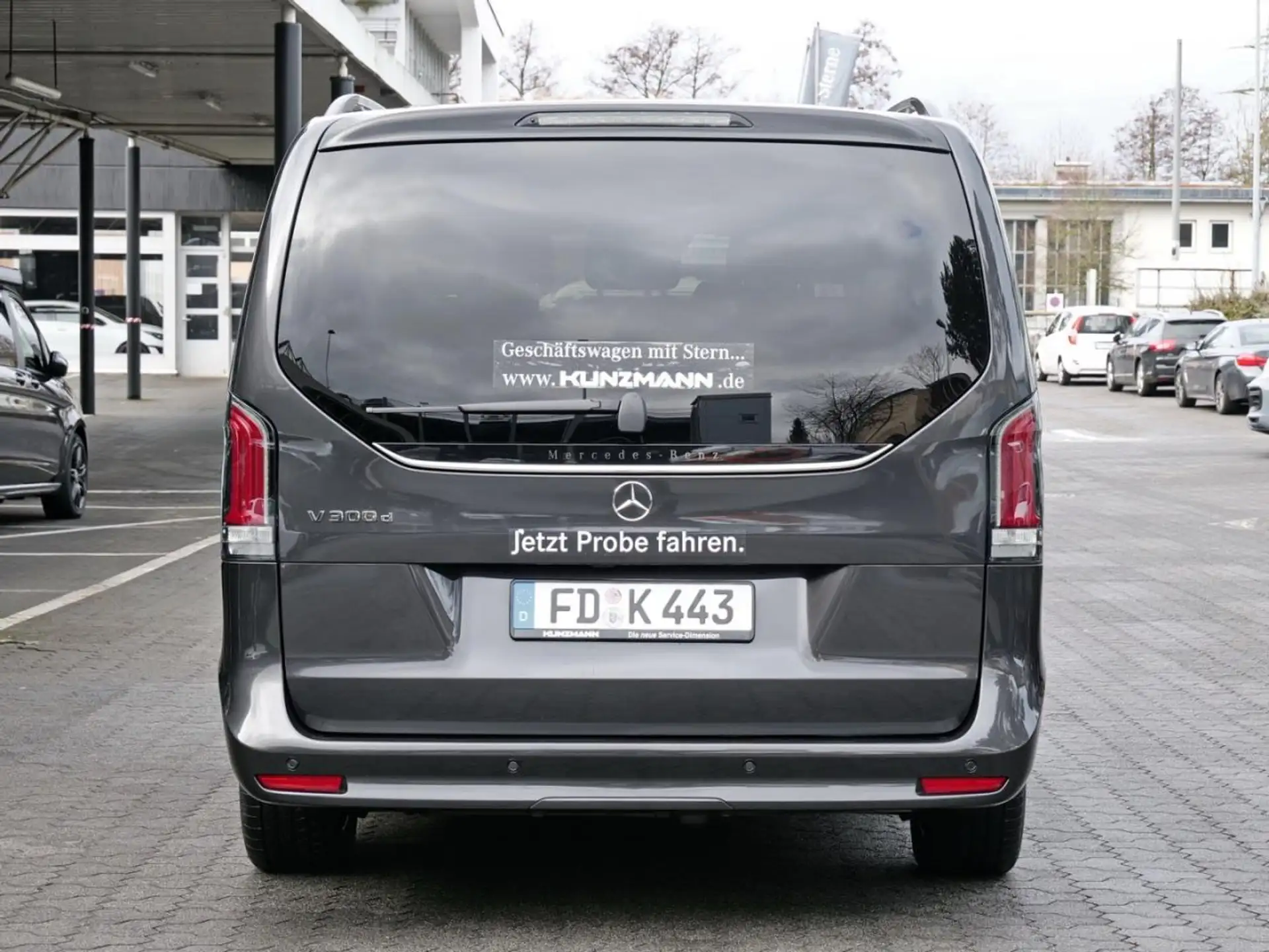 벤츠 Mercedes-Benz V-Class V 300 2026 블랙 사진 4