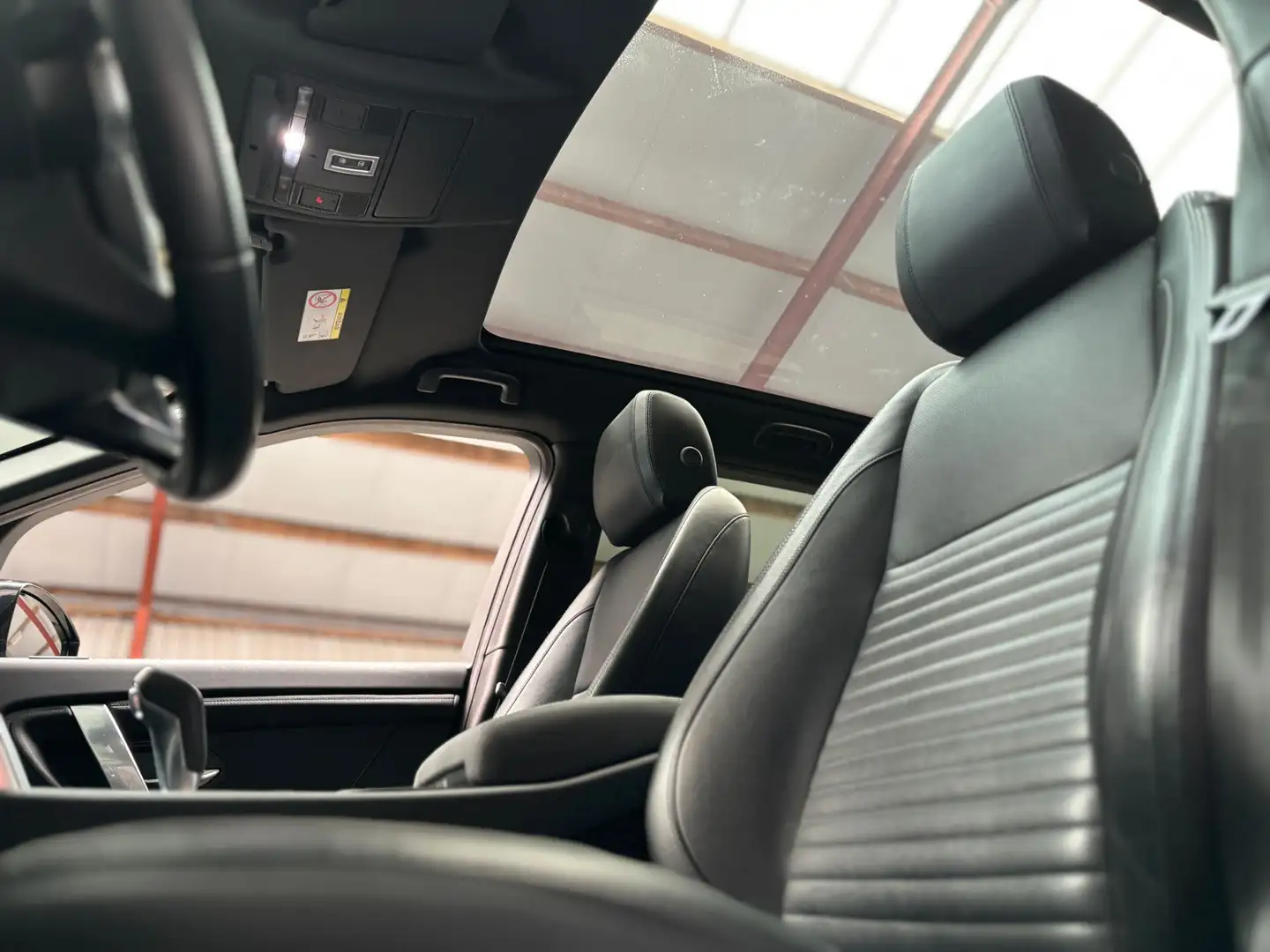 Land Rover Discovery Sport P300e 1.5 PANORAMADAK BLACK PACK TREKHAAK BLIND SP Zwart - 2
