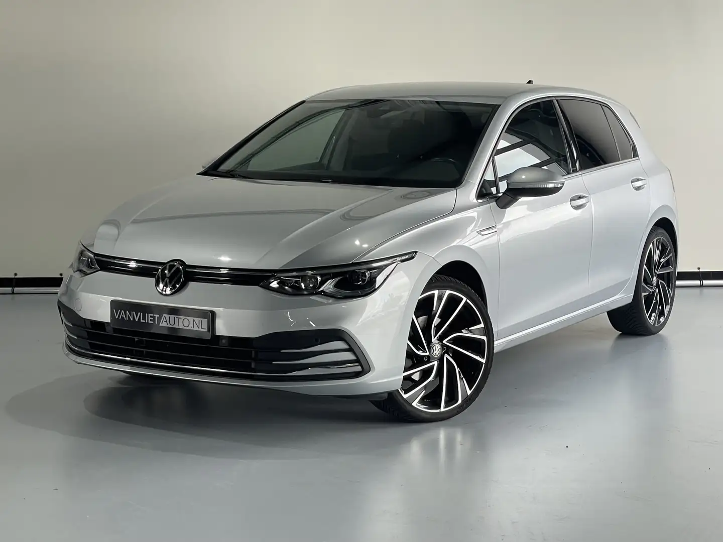 Volkswagen Golf 1.5 eTSI 1 EDITION AUTOM Stříbrná - 1