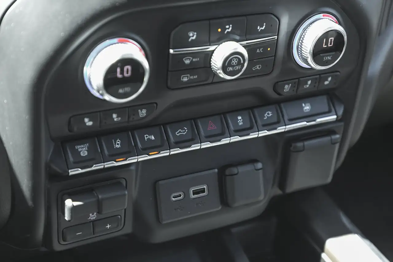 GMC Sierra 3500HD снимка GMC Sierra 3500HD