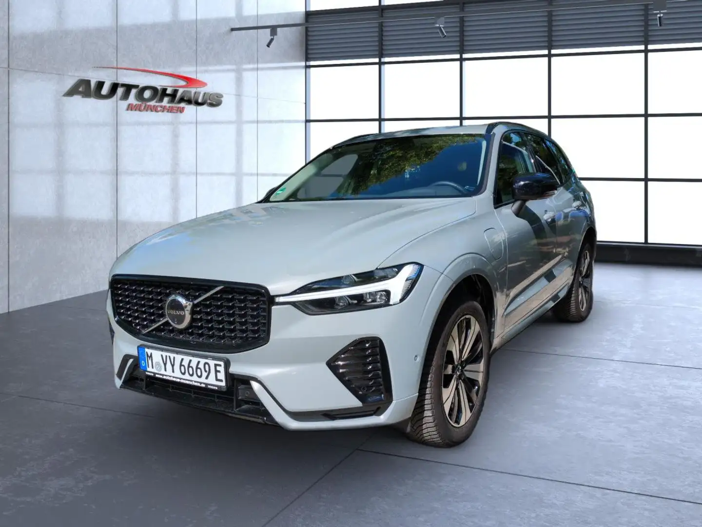 Volvo XC60 T6 AWD Plug-in Hybrid Plus Dark Bluetooth LED Grau - 2