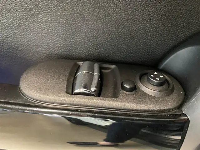 Mini Hatch view 26