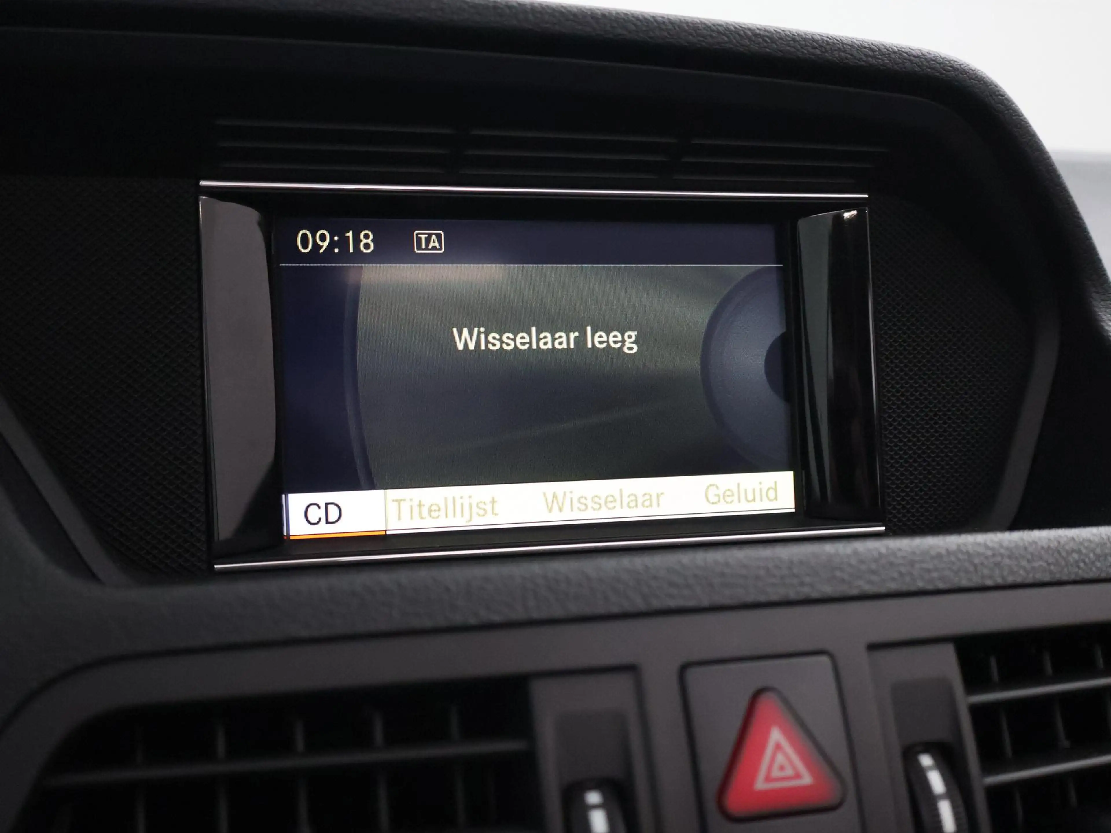 Mercedes-Benz E 250 Cabrio CGI 204 PK AUT. + AIRSCARF NEKVERWARMING | — photo 46