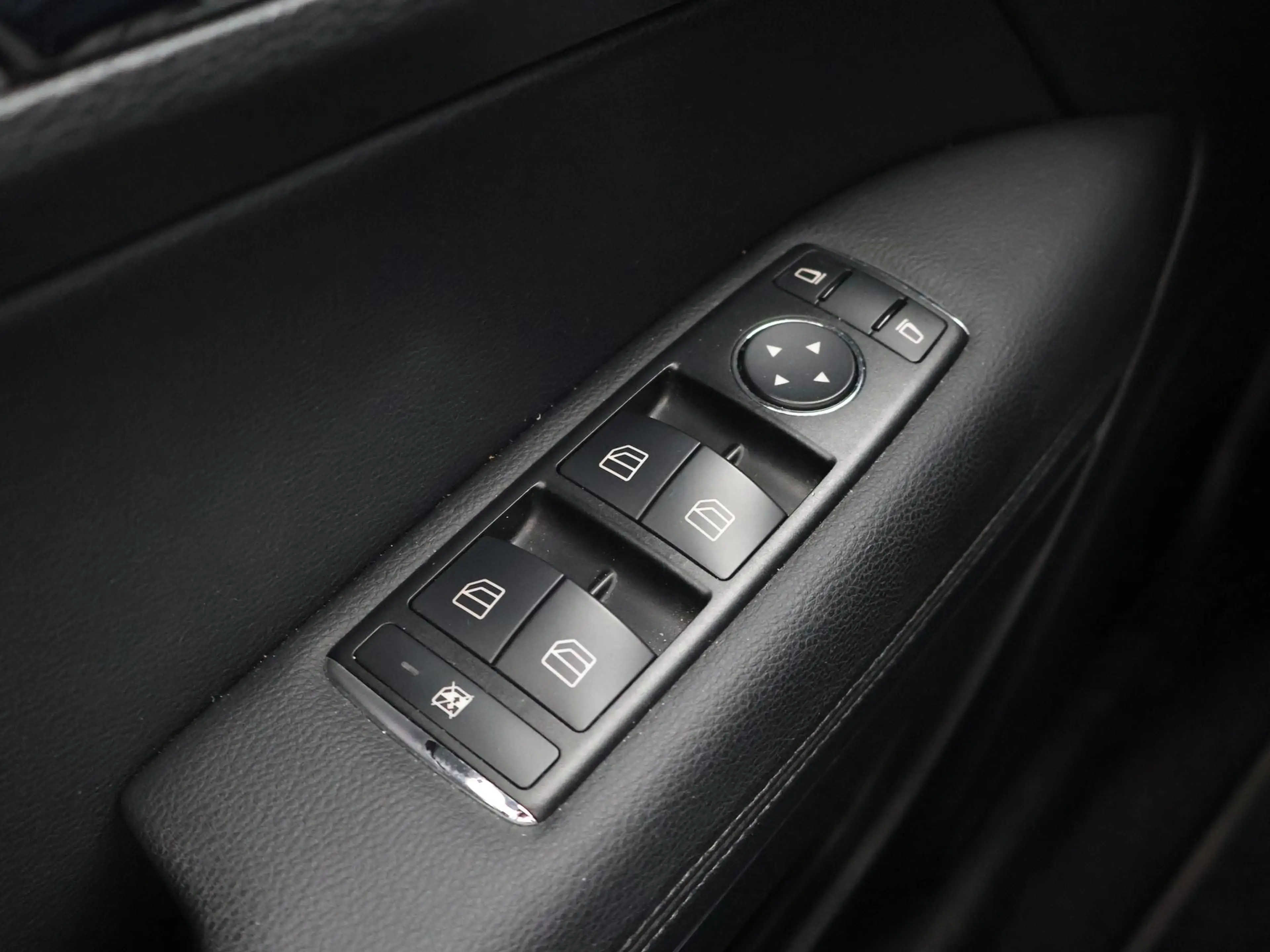 Mercedes-Benz E 250 Cabrio CGI 204 PK AUT. + AIRSCARF NEKVERWARMING | — photo 44