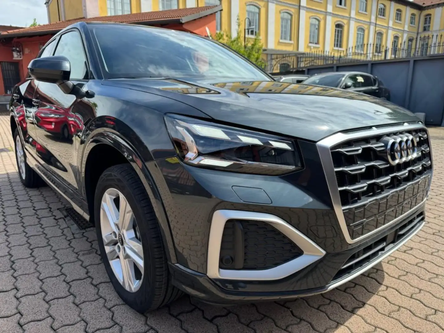Audi Q2 35 TFSI S tronic Business Advanced Šedá - 2