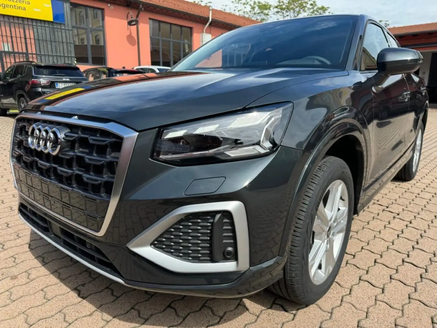 Audi Q2 35 TFSI S tronic Business Advanced Šedá - 1
