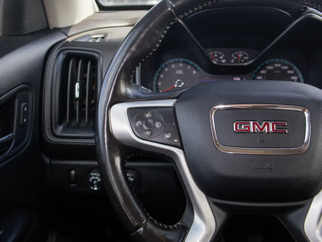GMC Canyon photo GMC Canyon