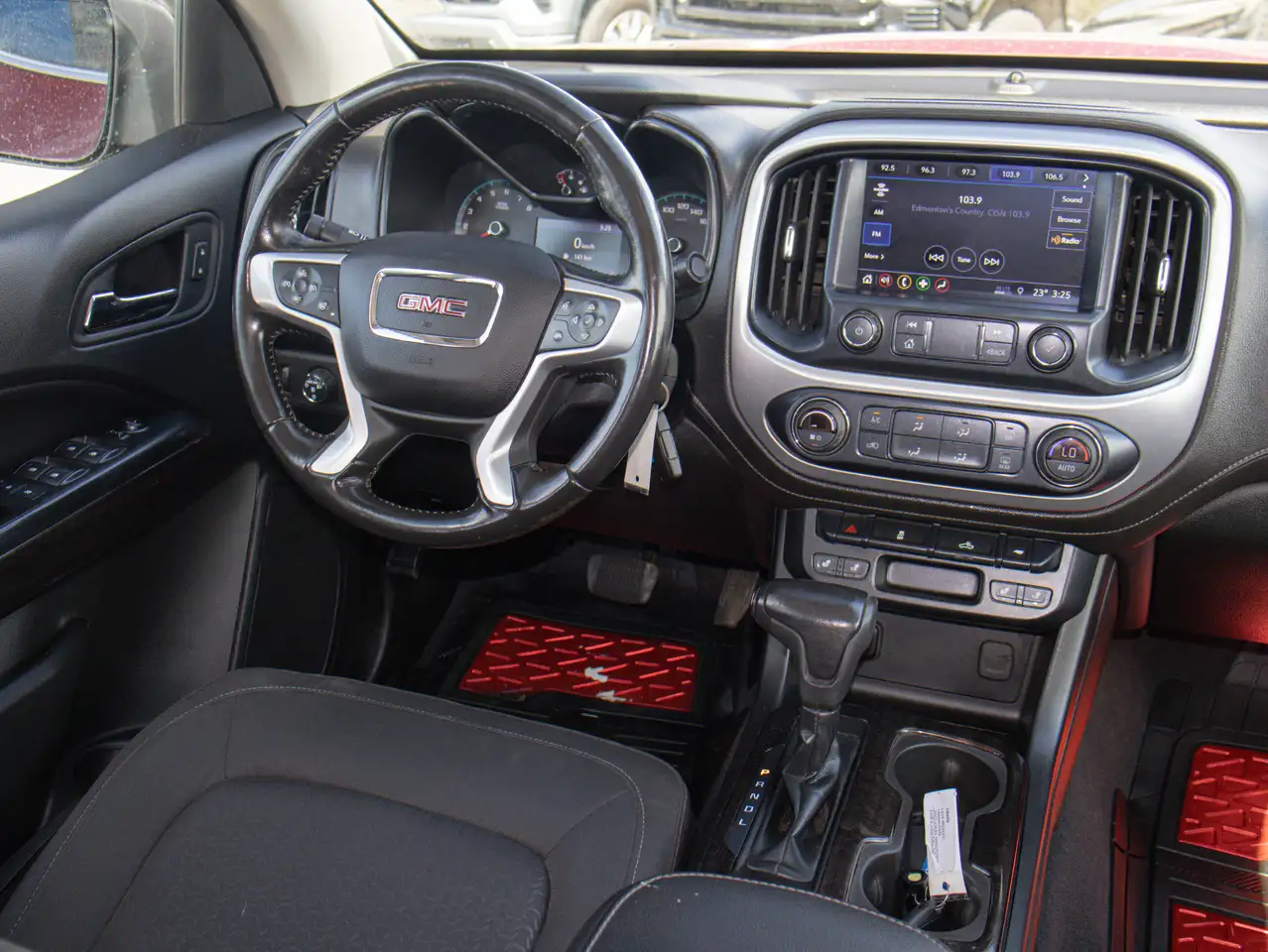 GMC Canyon photo GMC Canyon