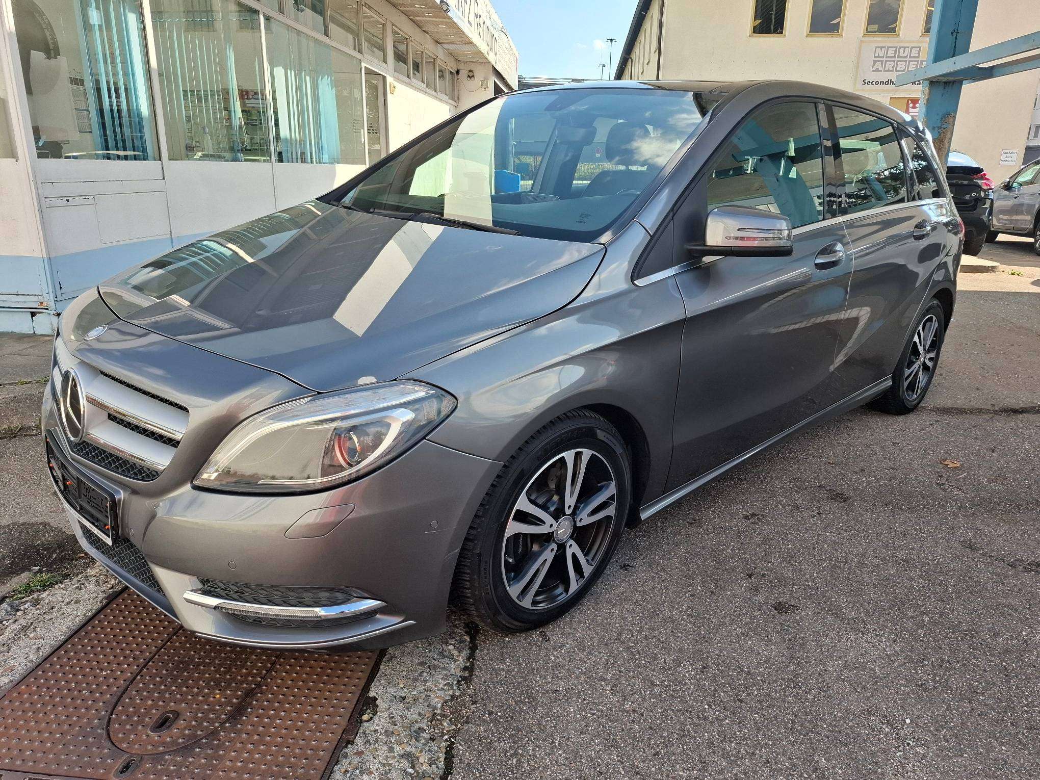 Mercedes-Benz B 180