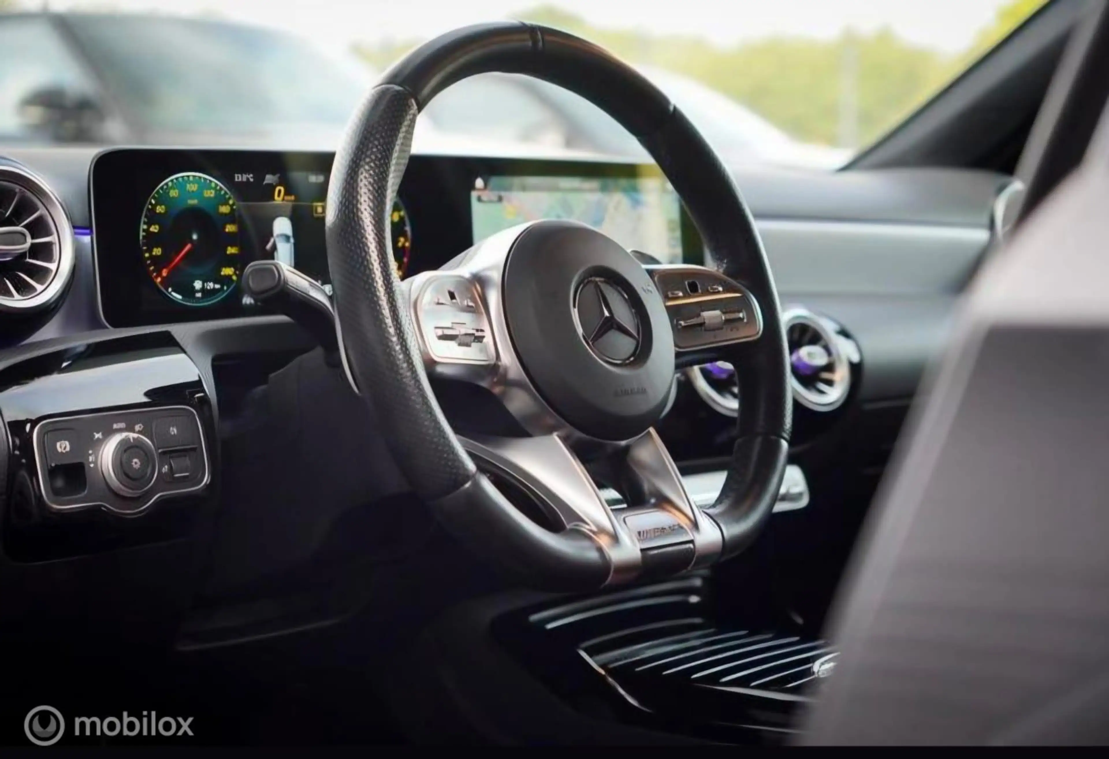Mercedes-Benz A 35 AMG 4MATIC Premium Plus — photo 11