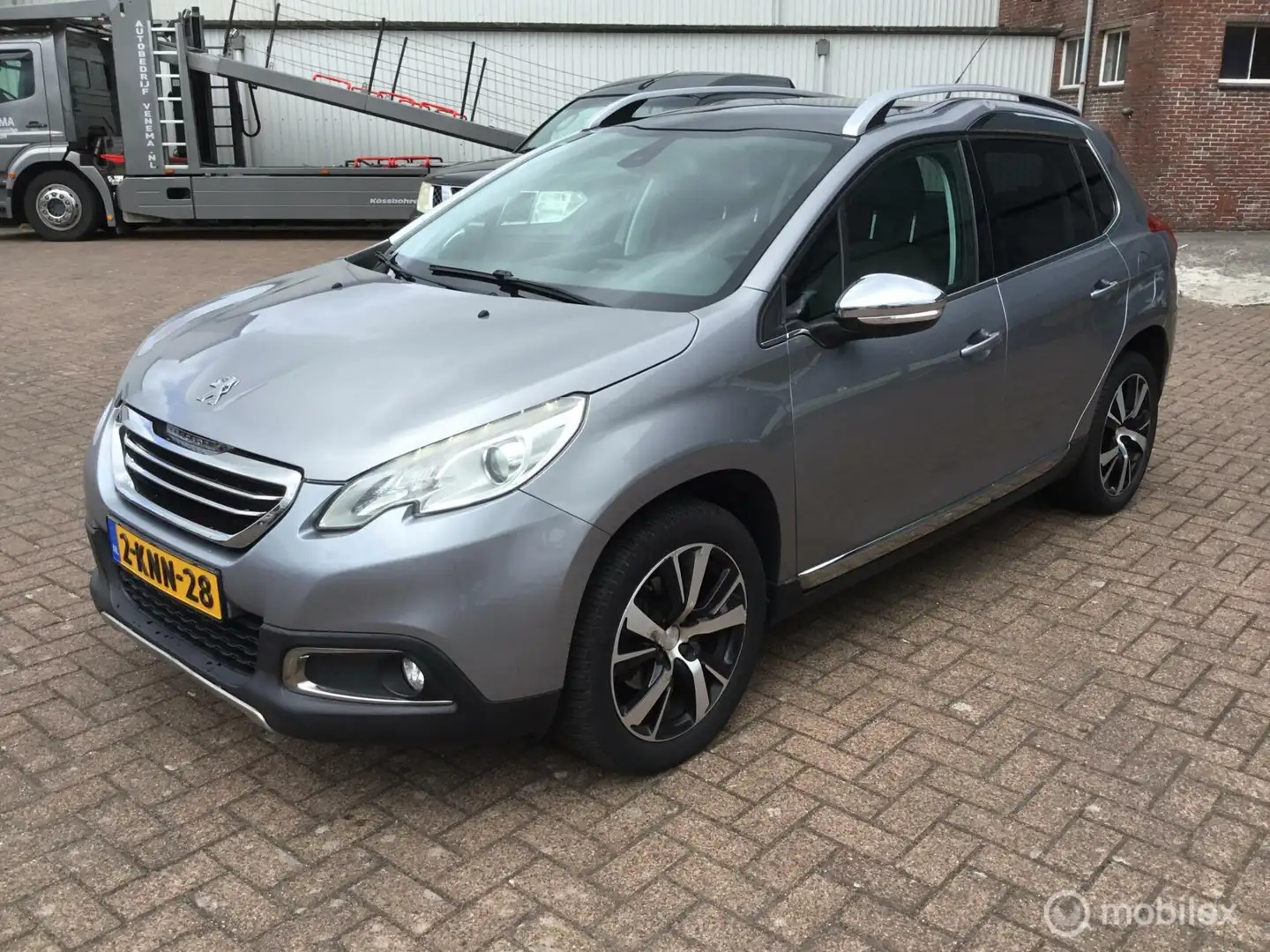 Peugeot 2008 1.6 VTi Féline Grijs - 1