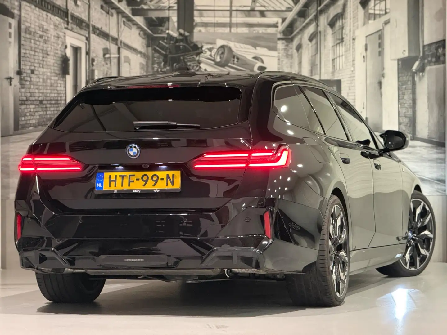 BMW 530 5-serie Touring 530e M Sport Edition Zwart - 2