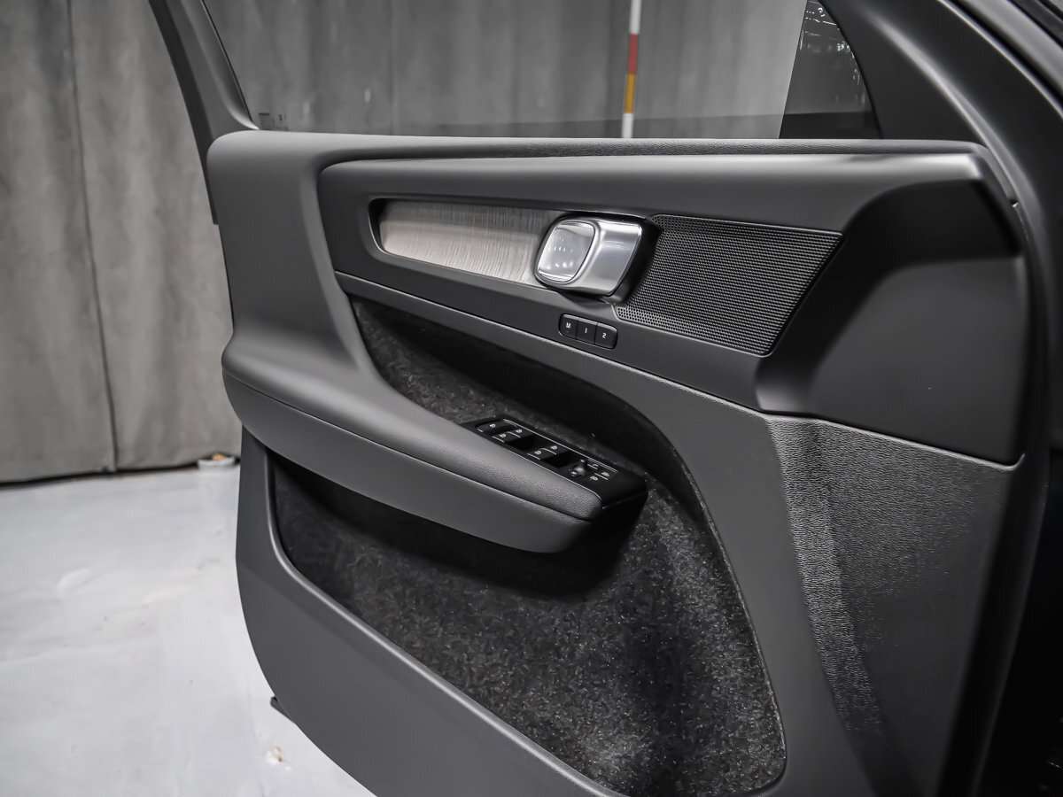 2026 Volvo XC40 Plus (Dark Theme) thumb 9