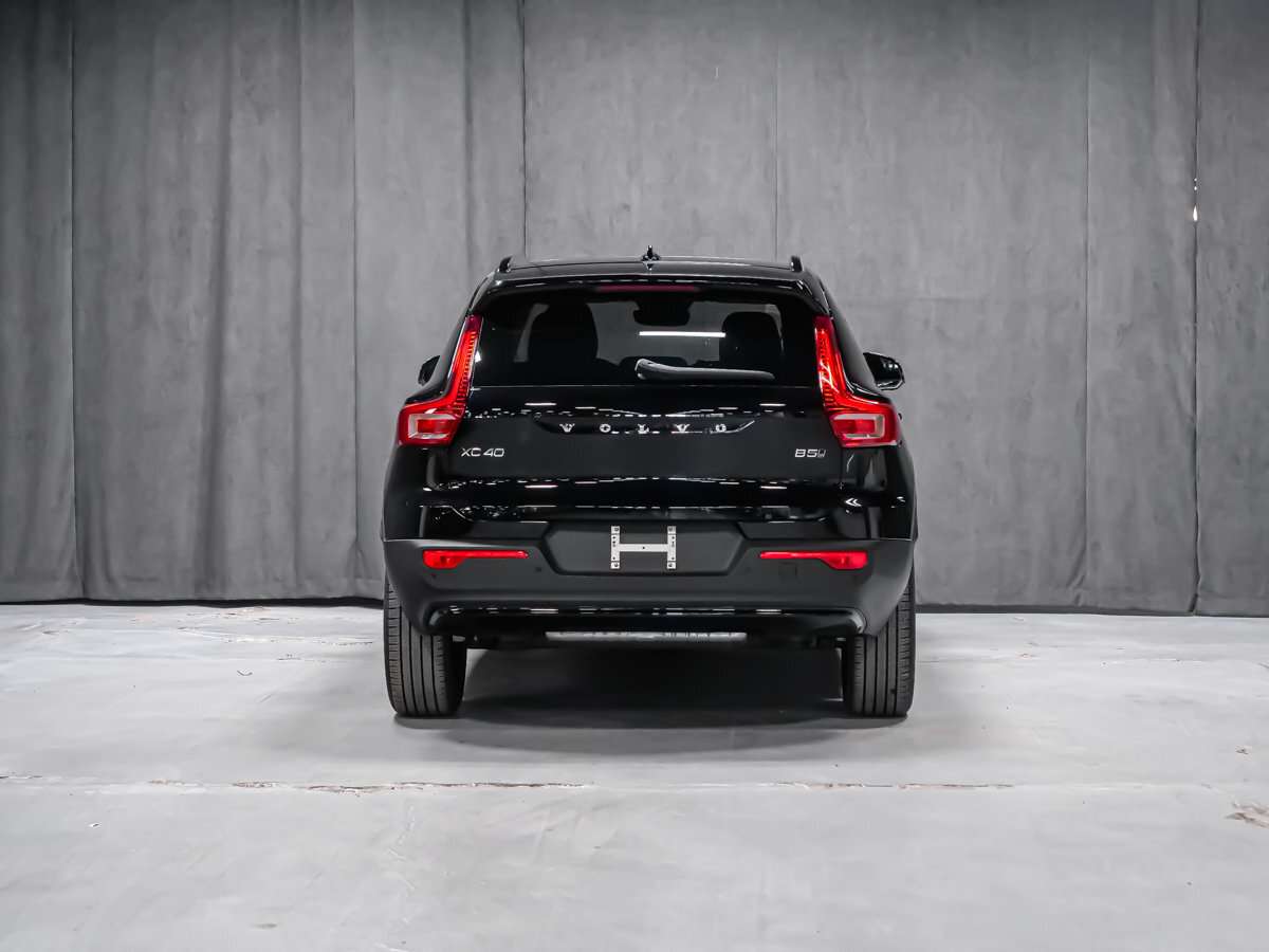2026 Volvo XC40 Plus (Dark Theme) alt 5