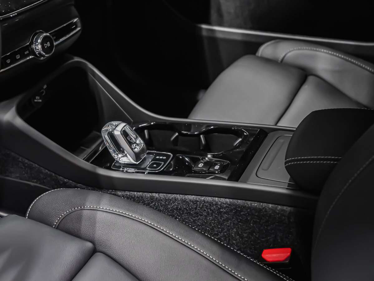 2026 Volvo XC40 Plus (Dark Theme) thumb 7