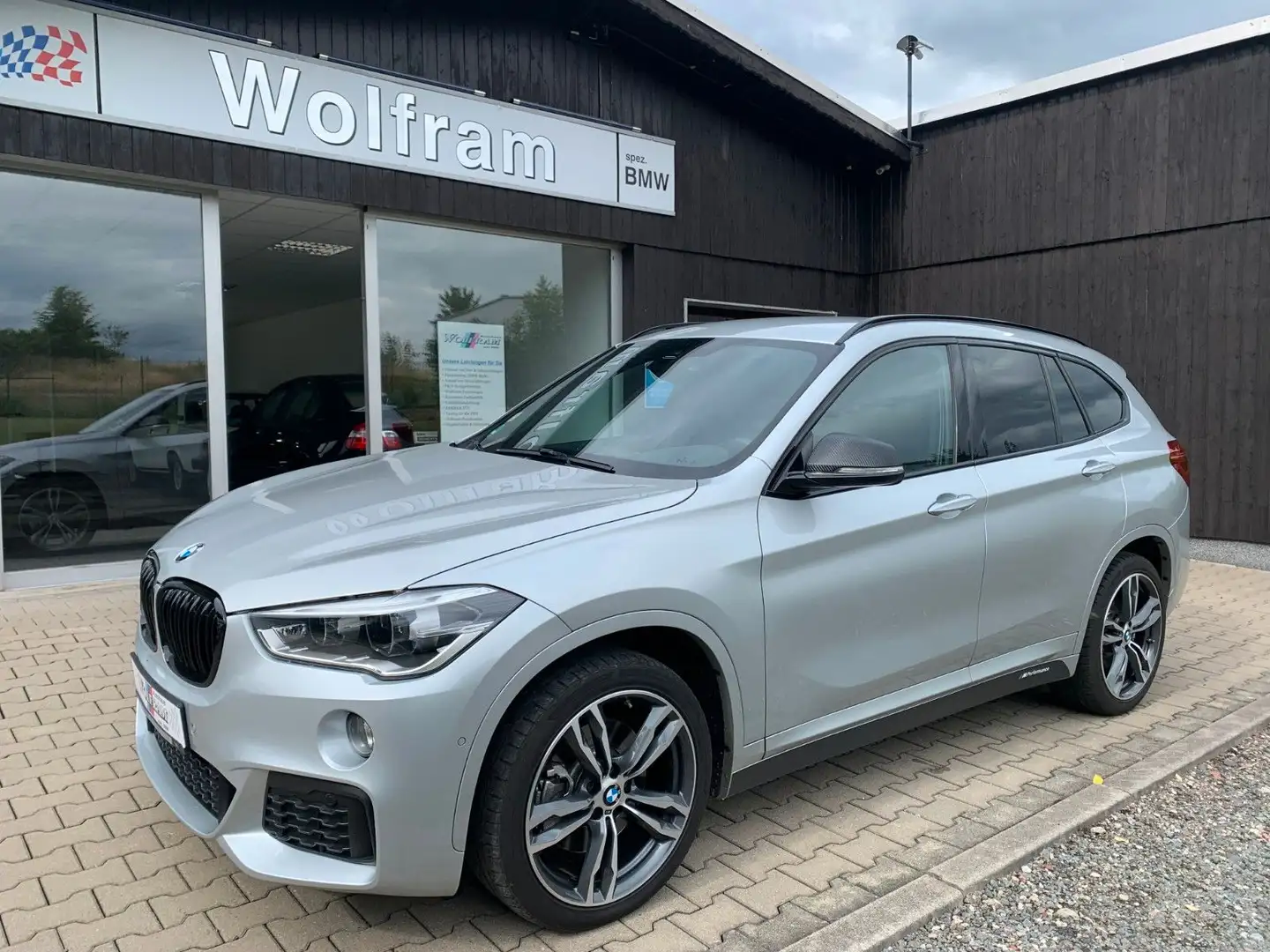 BMW X1 xDrive 20 d M Sport Silber - 1