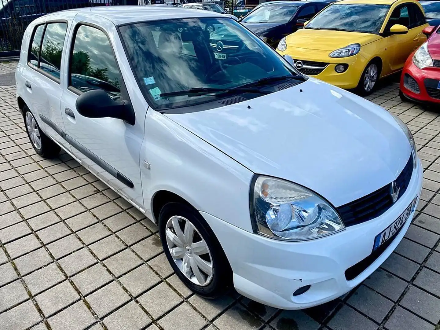 Renault Clio 1.2i - 8V Weiß - 2