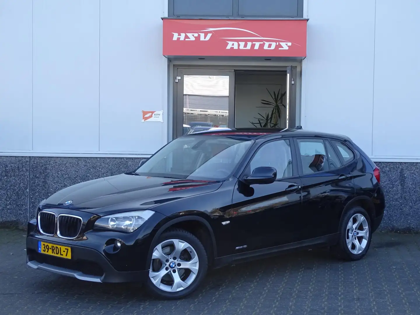 BMW X1 SDrive18i Executive navi LM airco org NL Zwart - 1