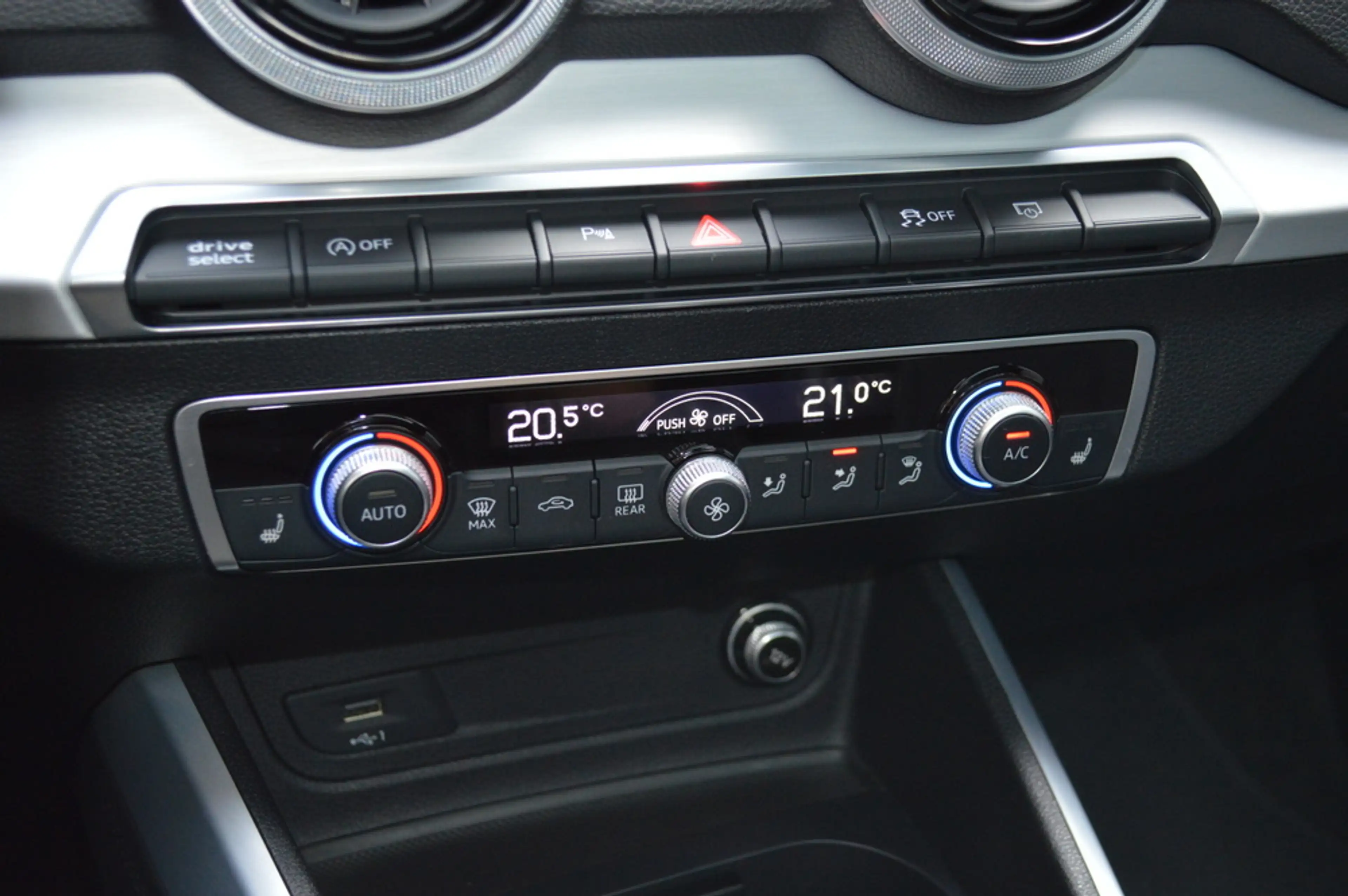 Audi Q2 35 TFSI S-Line Led Panorama Virtual Camera B&O Car — photo 13