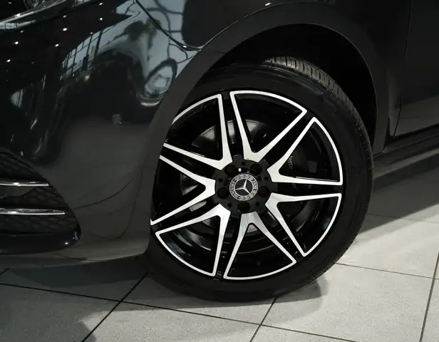 Mercedes-Benz V 300 view 3