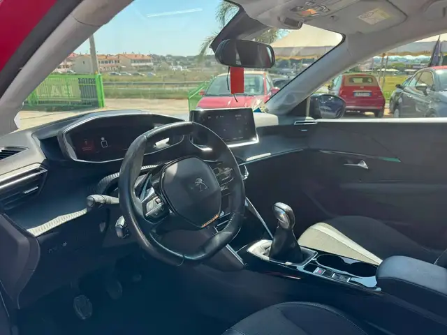 Peugeot 208 view 11