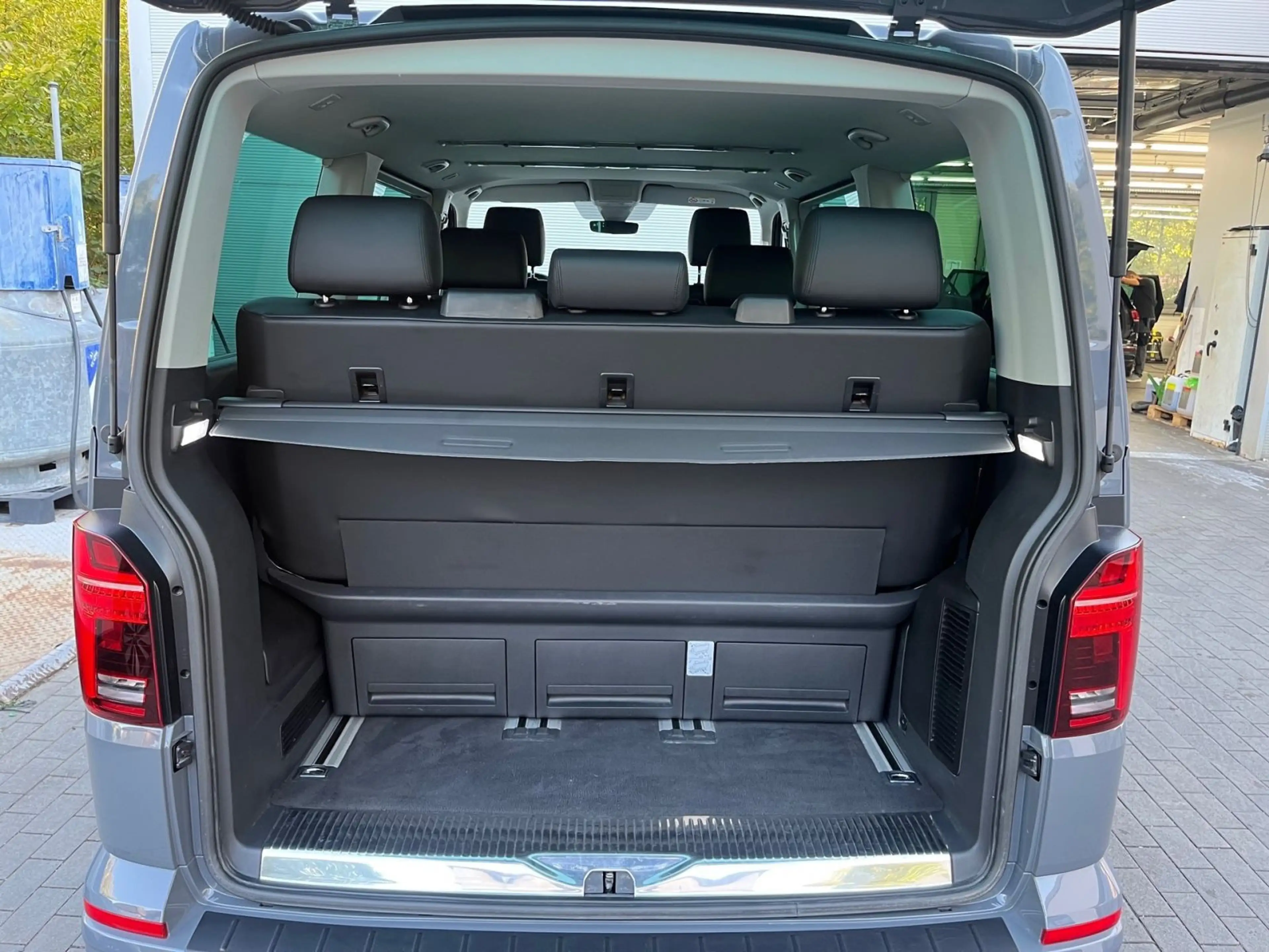 Volkswagen T6.1 Multivan 2.0 TDI DSG Generation Six 4Motion — photo 7