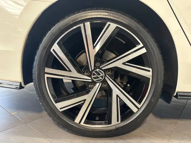 Volkswagen Golf view 3