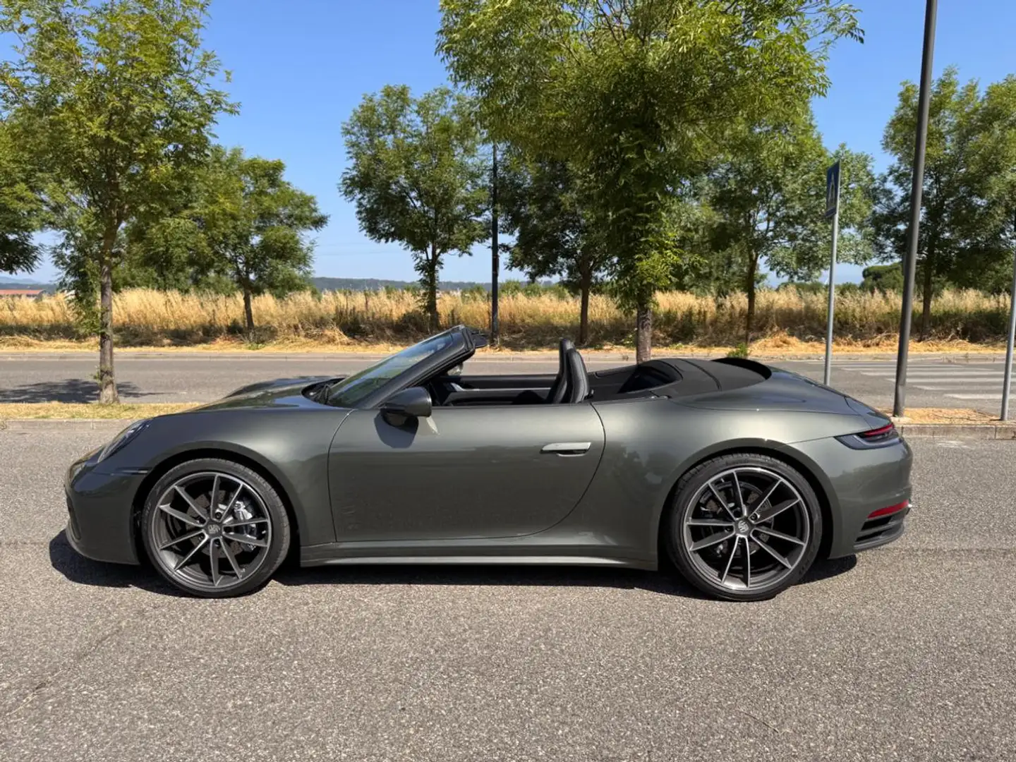 Porsche 992 Carrera 4 Cabriolet AVENTURINE MET. Verde - 2