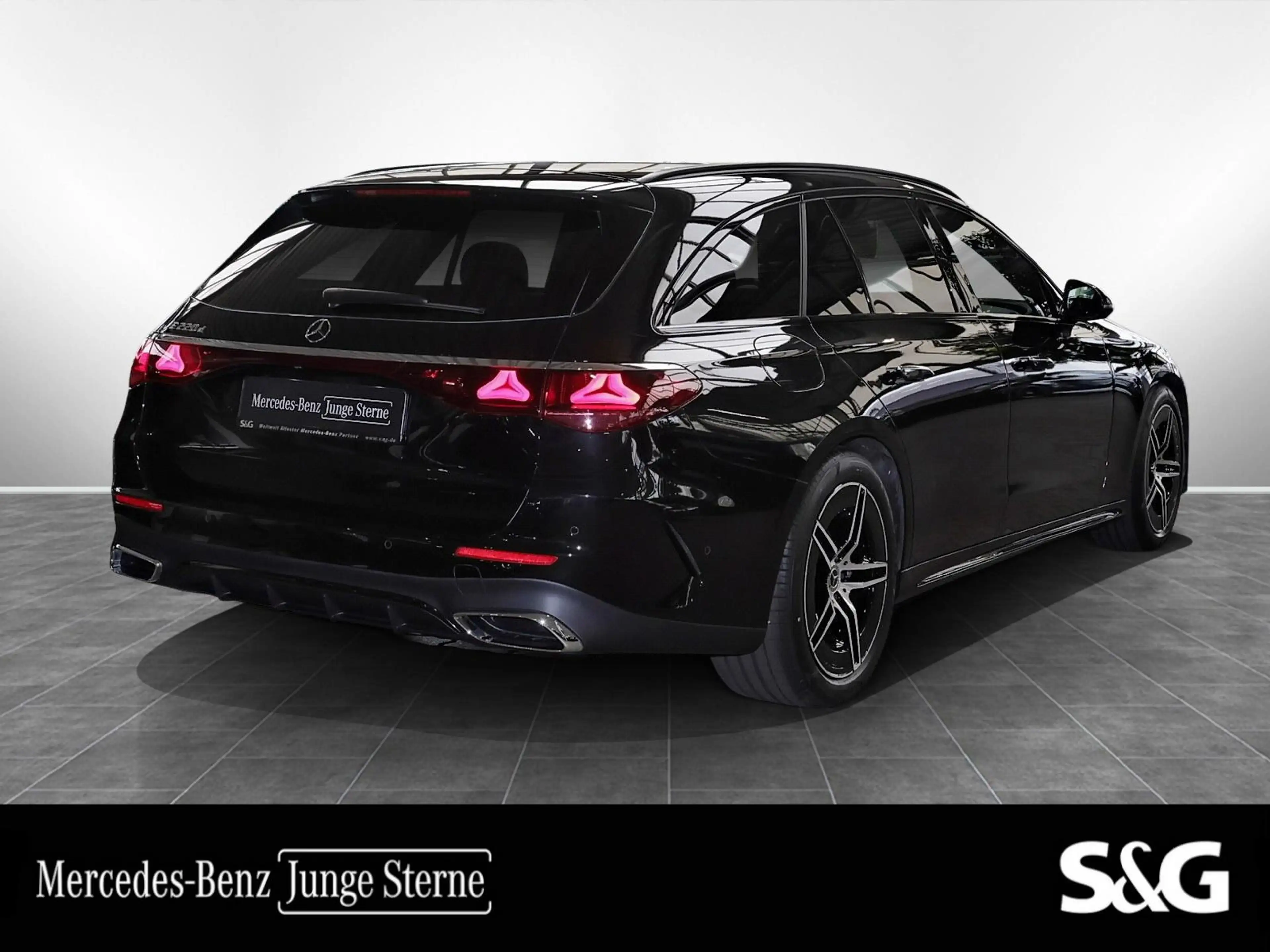 Mercedes-Benz E 220 d T AMG AHK+PANO+NIGHT+DISTRO+CARPLAY+19" — photo 3