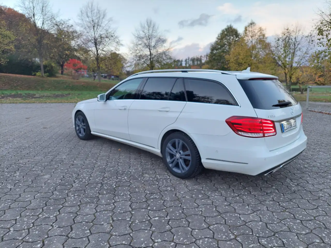 2015 Mercedes-Benz E 220 T BlueTEC 9G-TRONIC Avantgarde, photograph 7