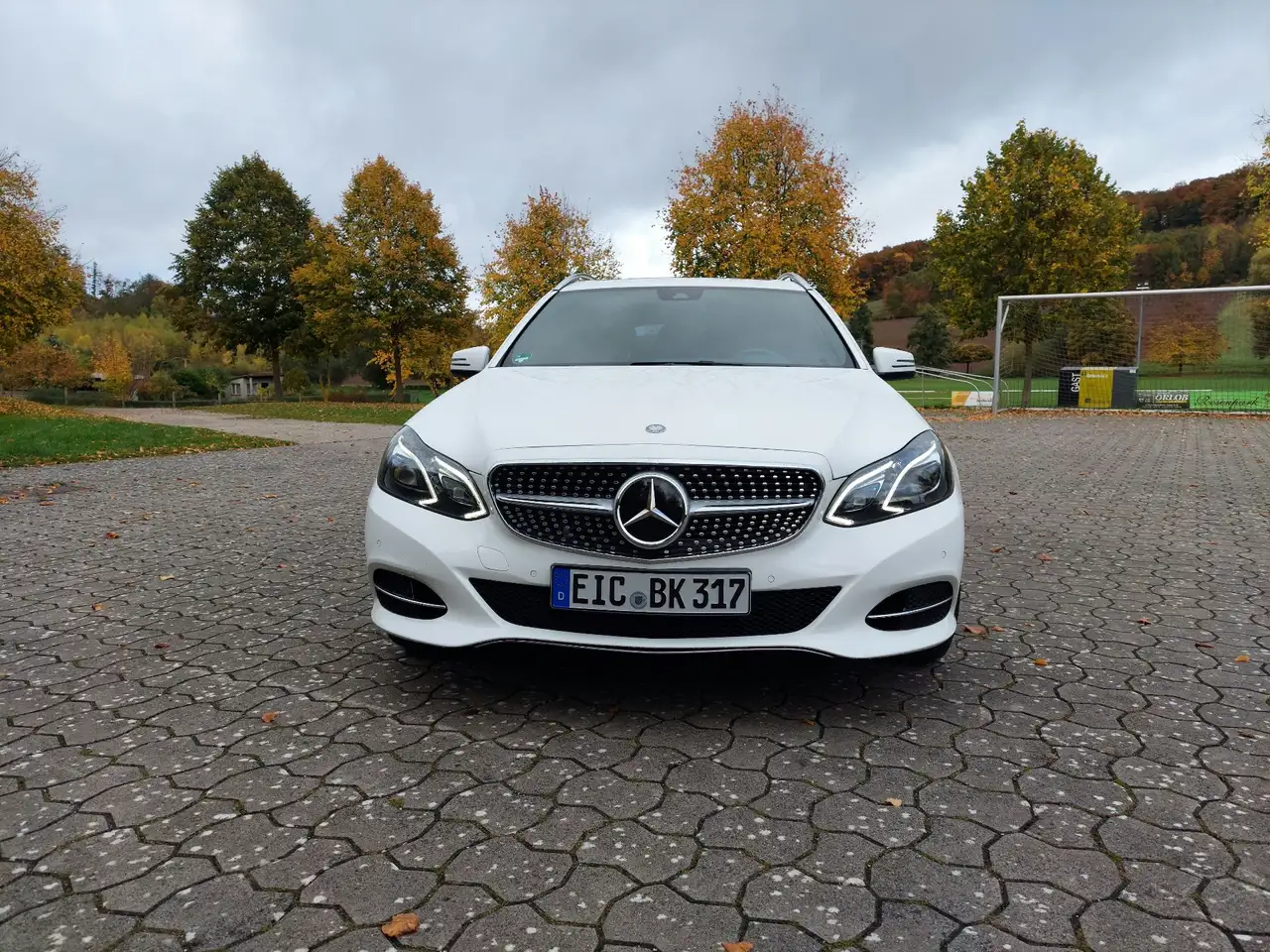 2015 Mercedes-Benz E 220 T BlueTEC 9G-TRONIC Avantgarde, photograph 2