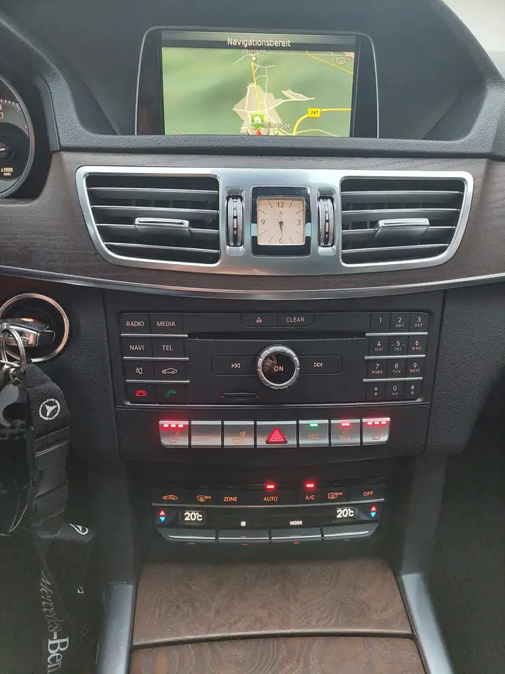 2015 Mercedes-Benz E 220 T BlueTEC 9G-TRONIC Avantgarde, photograph 8