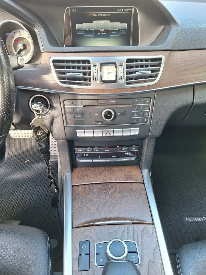 2015 Mercedes-Benz E 220 T BlueTEC 9G-TRONIC Avantgarde, photograph 9
