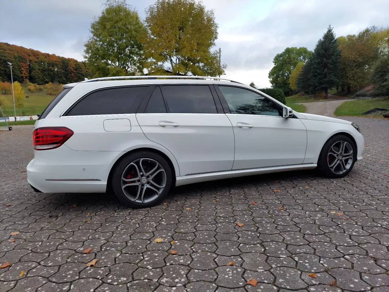 2015 Mercedes-Benz E 220 T BlueTEC 9G-TRONIC Avantgarde, photograph 5