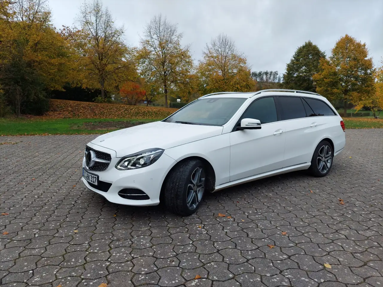 2015 Mercedes-Benz E 220 T BlueTEC 9G-TRONIC Avantgarde, photograph 3