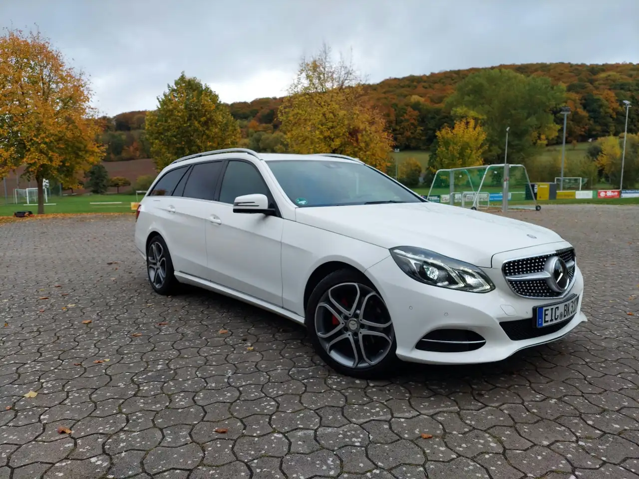 2015 Mercedes-Benz E 220 T BlueTEC 9G-TRONIC Avantgarde, photograph 1