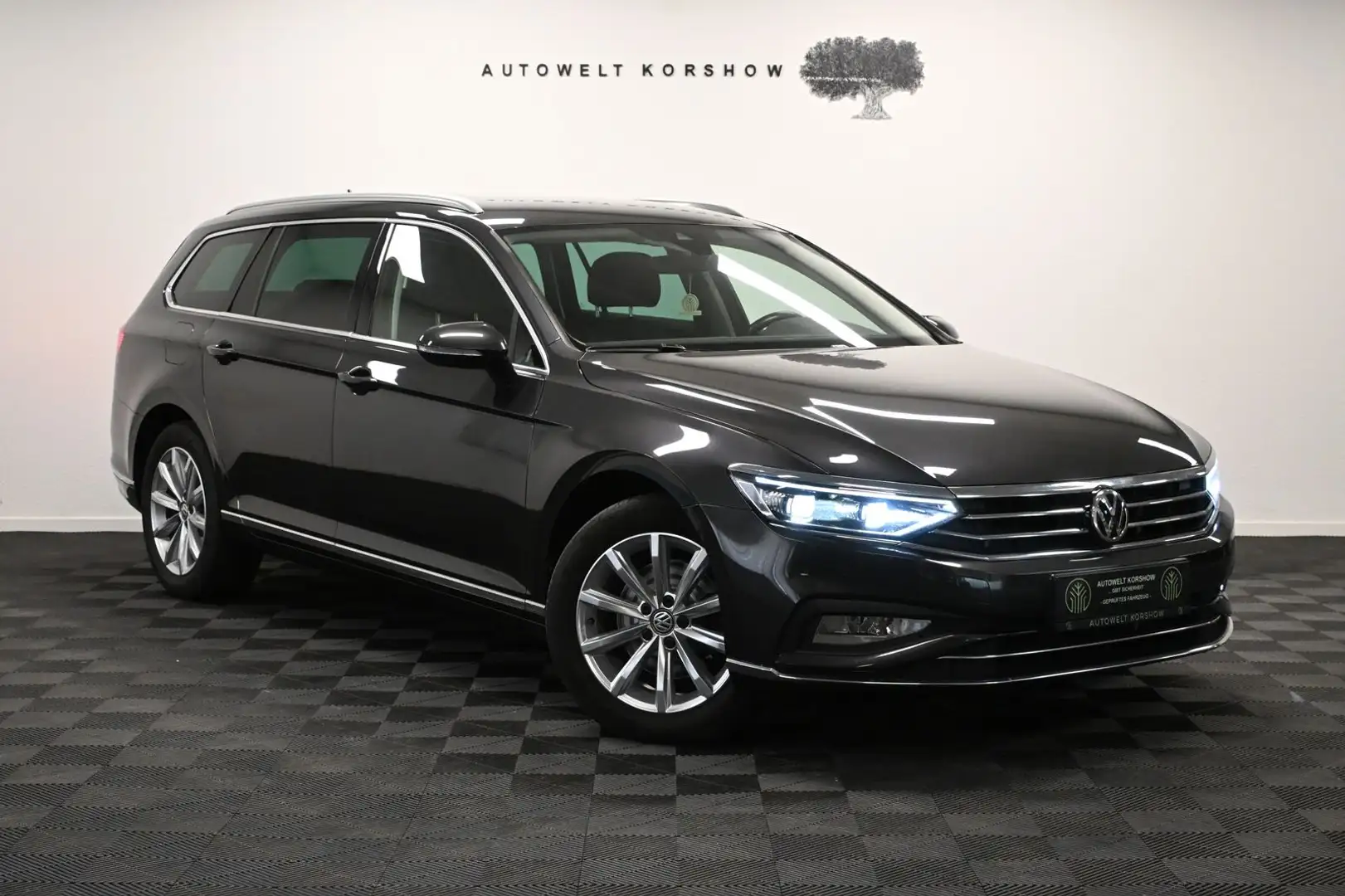 Volkswagen Passat Variant Elegance *KAMERA*AHK*IQ-LIGHT*ACC Grau - 1