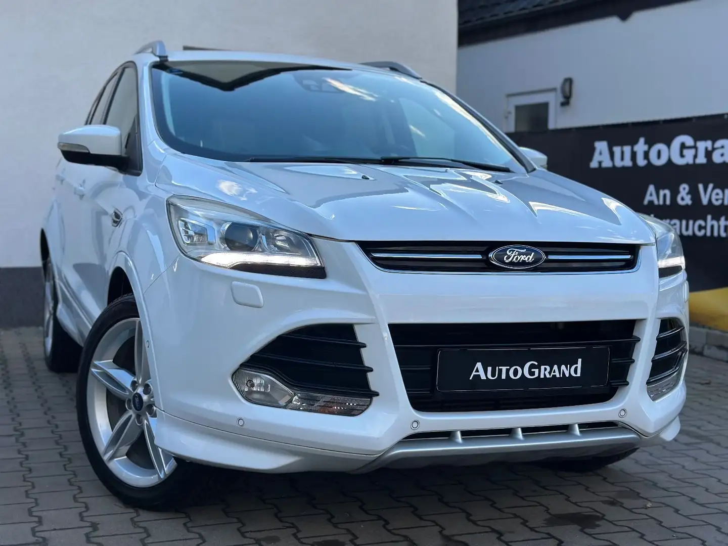 Ford Kuga Titanium Individual*4x4*AHK*Leder*PANO* Blanc - 1