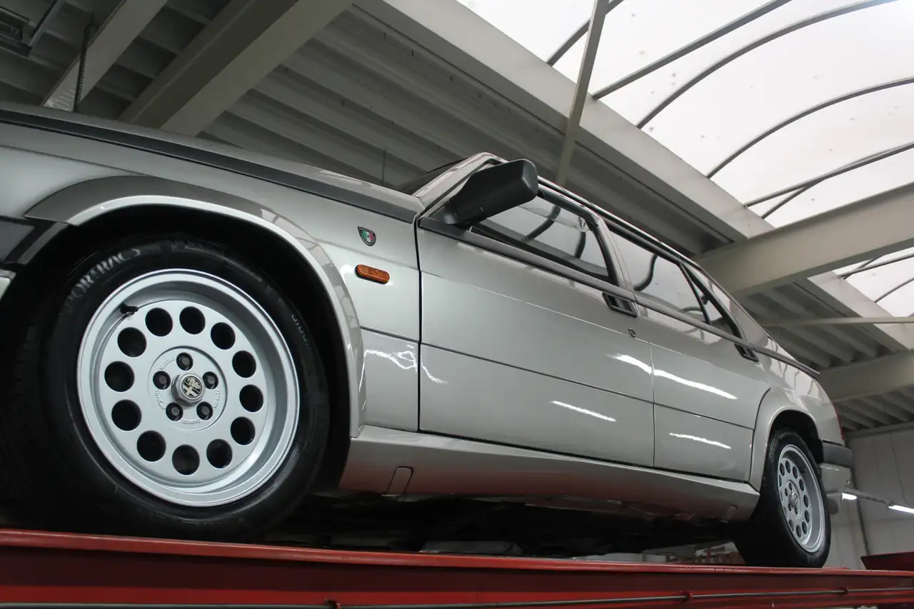 Alfa Romeo 75 2.0 Twin Spark "Nicely preserved" Livery in "Bianc, foto 10