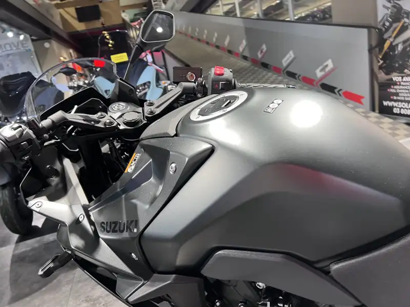 Suzuki GSX-8R - foto 6