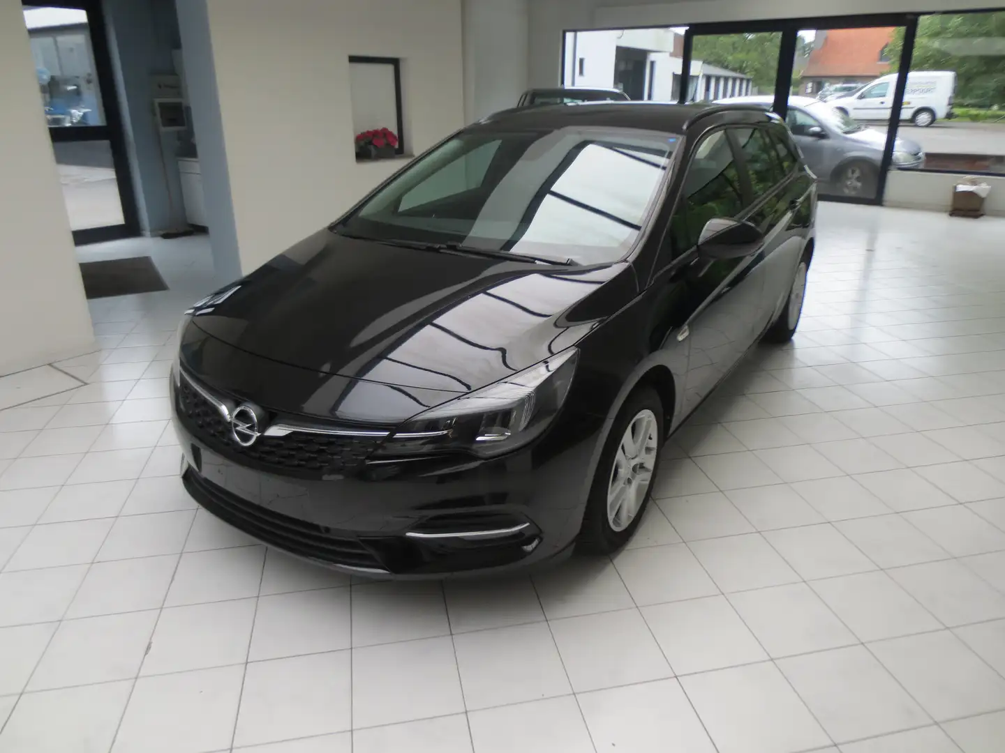 Opel Astra Sports Tourer 1.2 Turbo Business Edition S/S Schwarz - 1