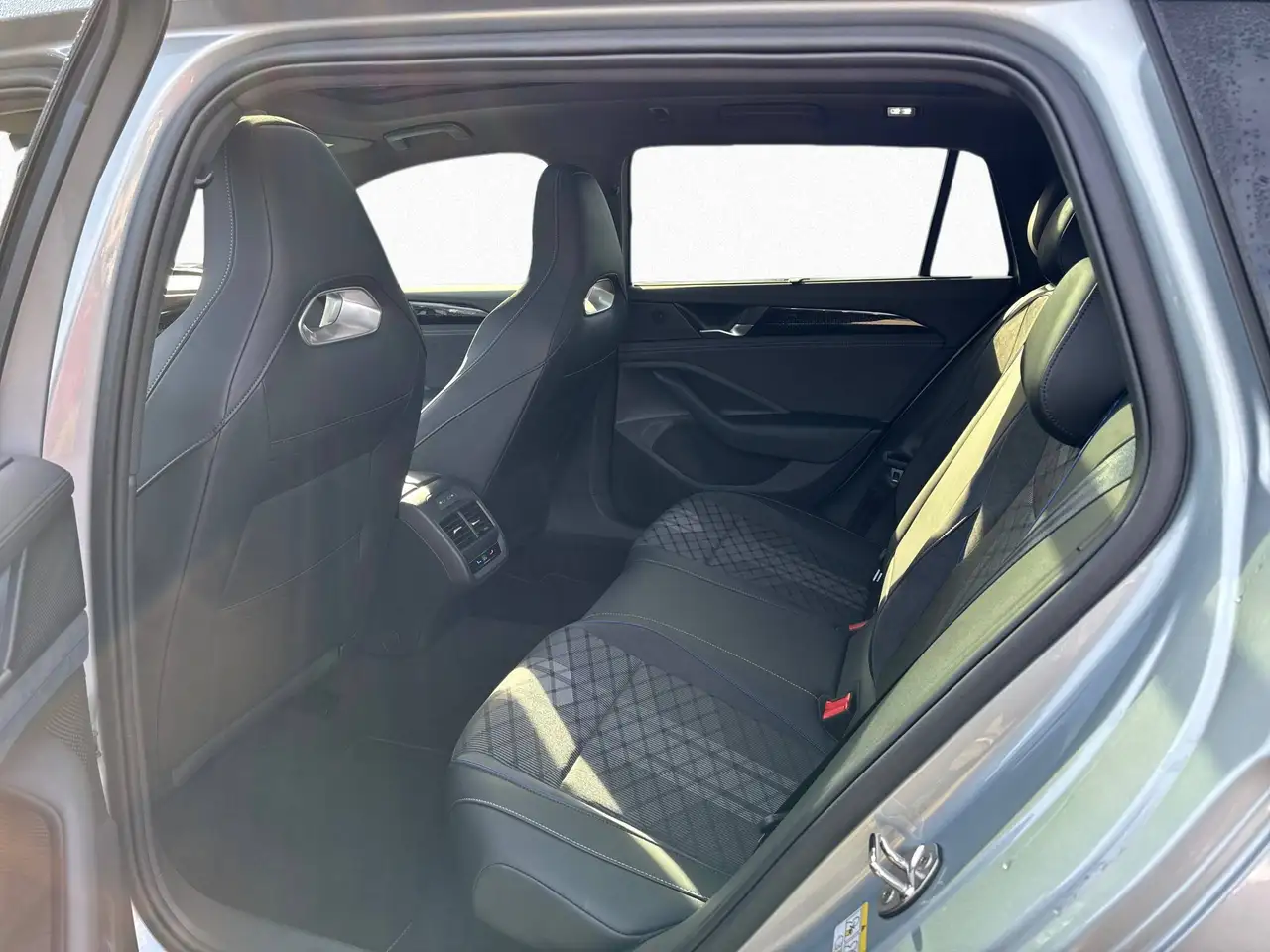 Volkswagen Passat Variant 1.5 TSI eHybrid R-Line AHK PANO 13