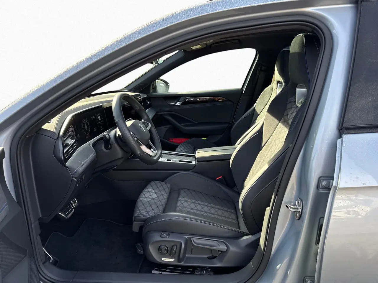 Volkswagen Passat Variant 1.5 TSI eHybrid R-Line AHK PANO 11