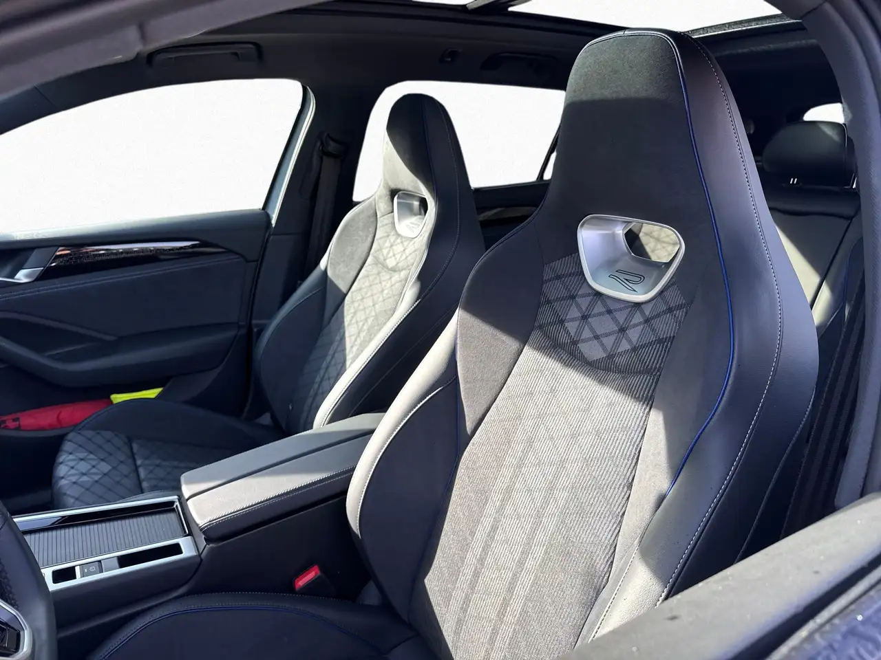 Volkswagen Passat Variant 1.5 TSI eHybrid R-Line AHK PANO 10