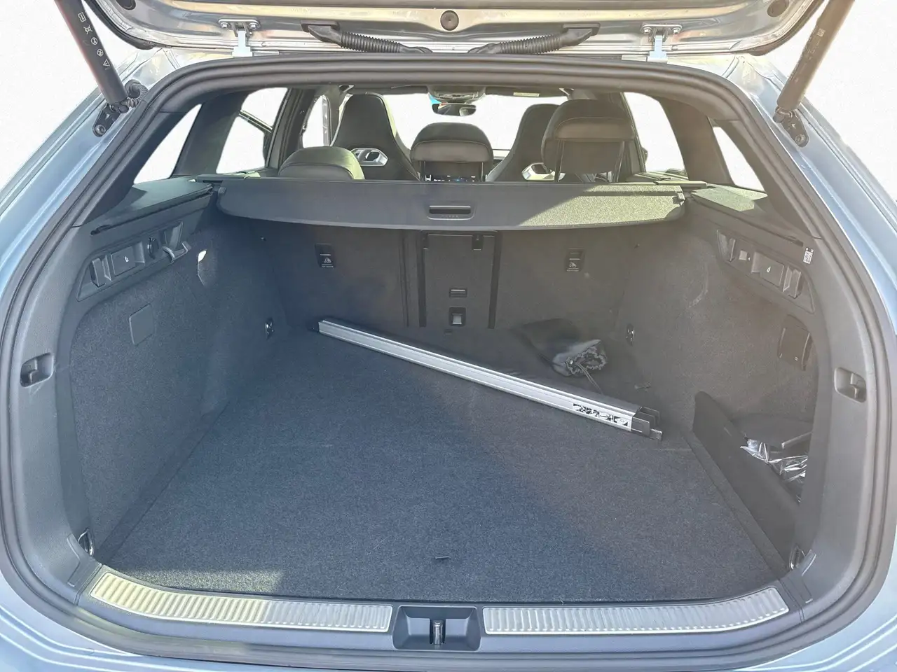 Volkswagen Passat Variant 1.5 TSI eHybrid R-Line AHK PANO 14