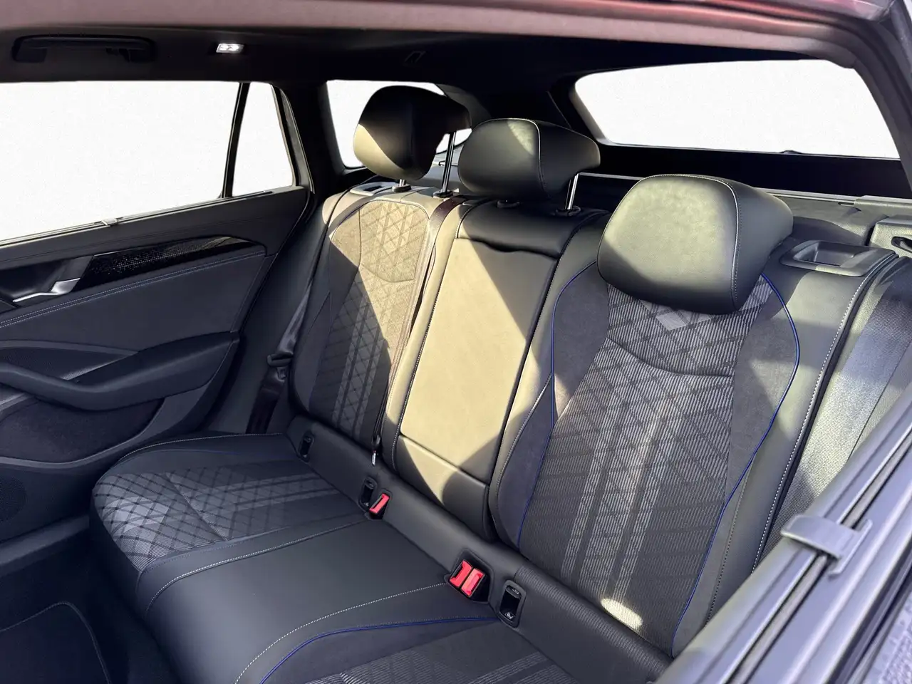 Volkswagen Passat Variant 1.5 TSI eHybrid R-Line AHK PANO 12